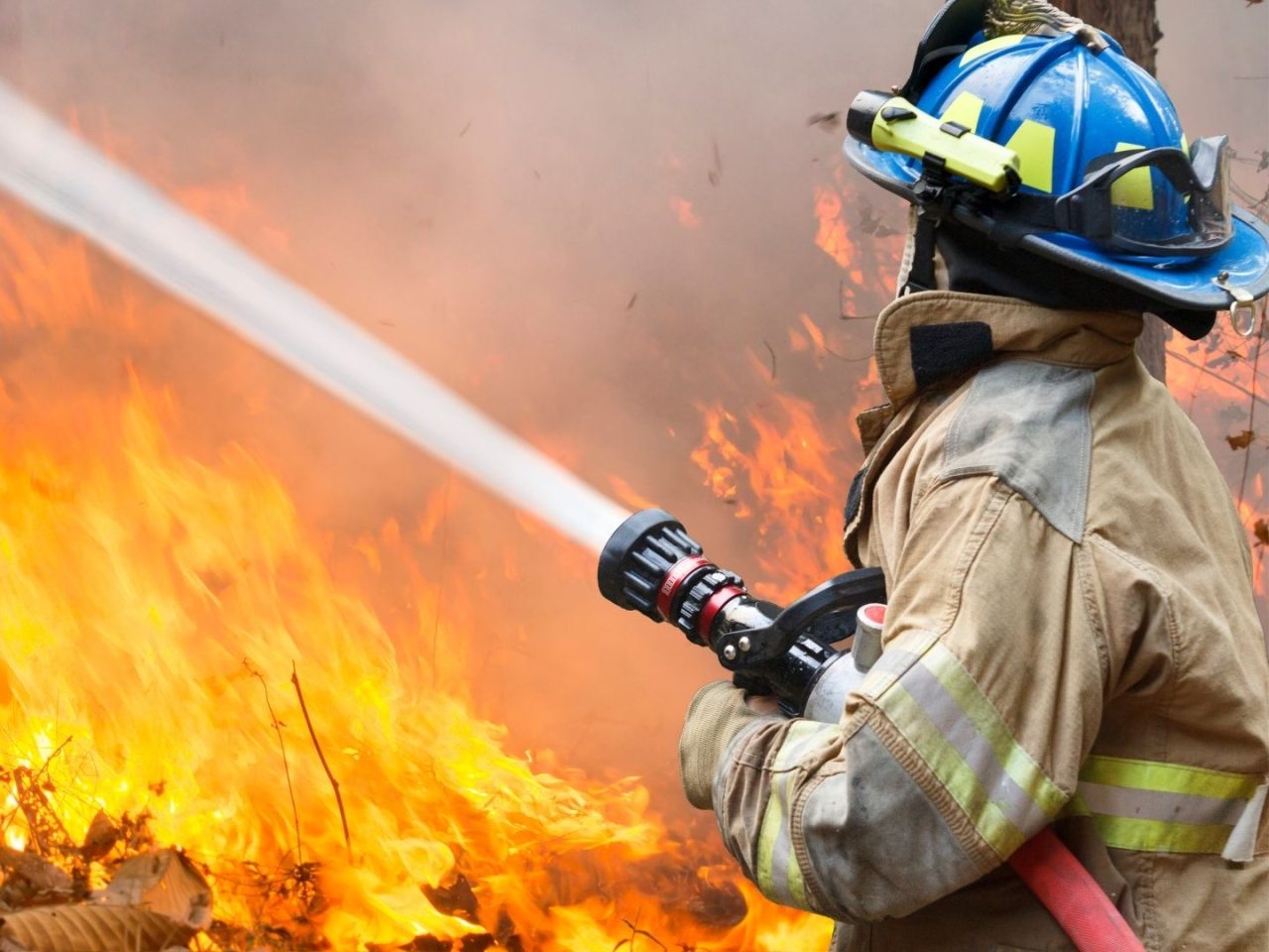 Un hidrogel para apagar incendios forestales usa un tercio del agua en sus pruebas