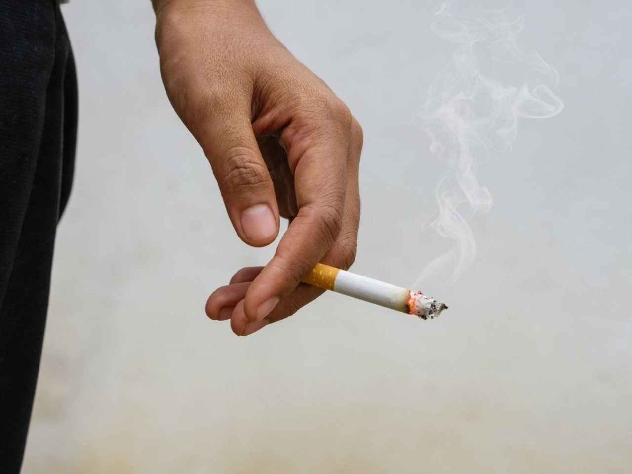 El consumo diario de tabaco en Espa&ntilde;a cae a su m&iacute;nimo hist&oacute;rico